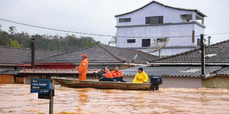 Enchentes no Vale do Ribeira: cidades de SP decretam emergência
