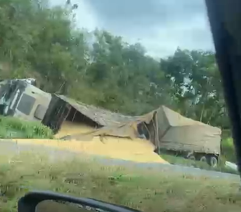 carreta tomba na BR-324