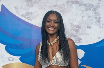 Erika Januza celebra o carnaval na quadra da Portela em noite de escolha de samba