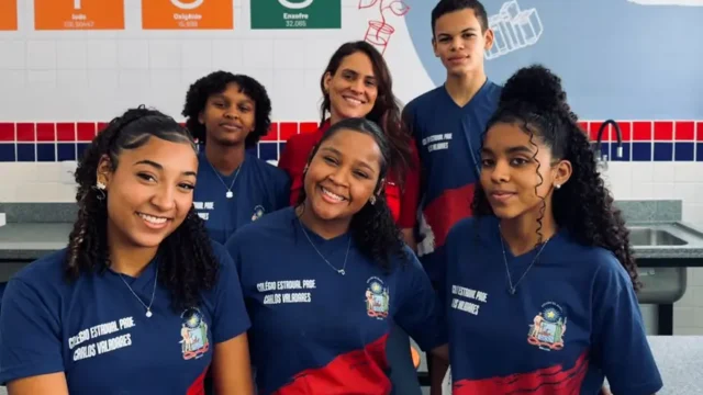 estudantes de colégio estadual de Santa Bárbara