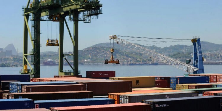 Exportações de petróleo, soja e minério levam balança comercial a superávit de US$ 7,4 bi em agosto 1 Exportações de petróleo, soja e minério levam balança comercial a superávit de US$ 7,4 bi em agosto