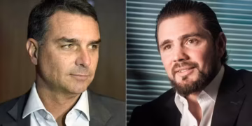 Arte colagem feita com fotos de Flávio Bolsonaro e Daniel Vorcaro lado a lado