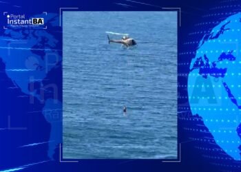 helicoptero do Graer realizando resgate de banhista à deriva no Porto da Barra em Salvador