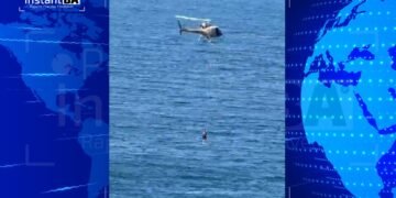 helicoptero do Graer realizando resgate de banhista à deriva no Porto da Barra em Salvador