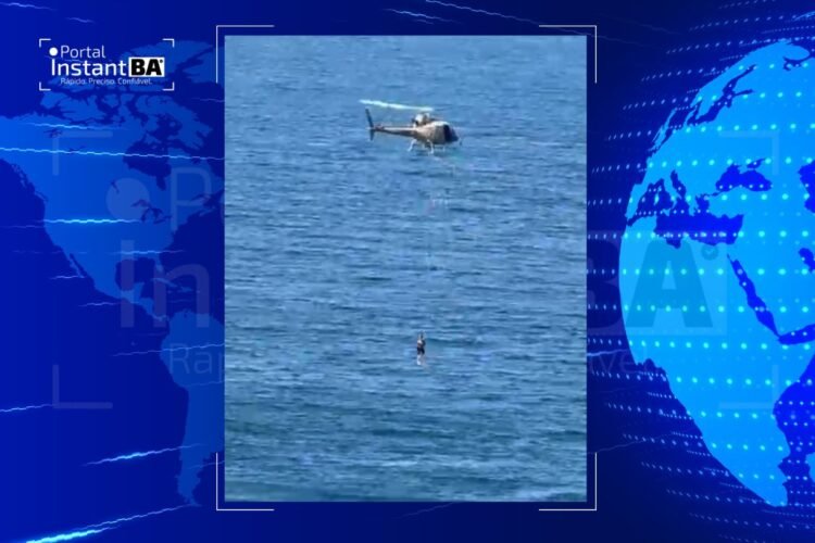 helicoptero do Graer realizando resgate de banhista à deriva no Porto da Barra em Salvador