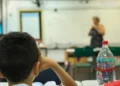 Gasto por aluno no Brasil é um terço da média da OCDE, revela relatório