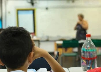 Gasto por aluno no Brasil é um terço da média da OCDE, revela relatório