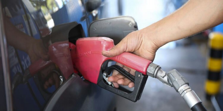 Governo mantém subsídio de R$ 2,12 no diesel para conter volatilidade