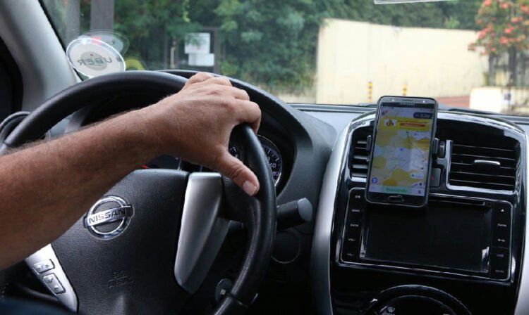 Governo torna permanente crédito para taxistas e motoristas de aplicativo