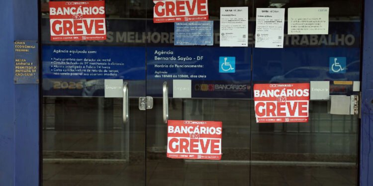 Greve nacional na Caixa continua após categoria rejeitar proposta final da direção 1 Greve nacional na Caixa continua após categoria rejeitar proposta final da direção