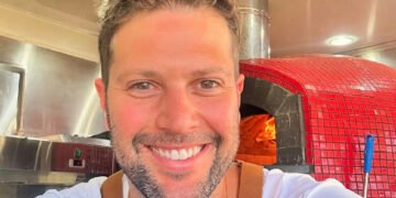 Gustavo Leão celebra cidadania americana após deixar a TV brasileira