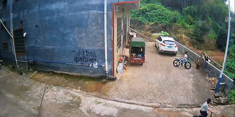 criança perde o controle de bicicleta e bate contra muro