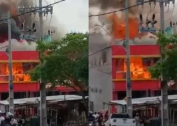 imagens de deposito de um supermercado em chamas na cidade de Feira de Santana