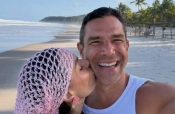 Ísis Valverde celebra amor na Bahia com Marcus Buaiz em fotos românticas