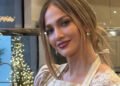 Jennifer Lopez exibe beleza natural aos 57 anos e reflete sobre nova fase