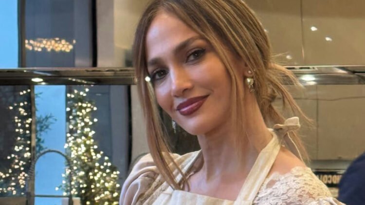 Jennifer Lopez exibe beleza natural aos 57 anos e reflete sobre nova fase 1 Jennifer Lopez exibe beleza natural aos 57 anos e reflete sobre nova fase