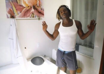 Jonathan Azevedo abre as portas de sua casa no Vidigal e revela refúgio