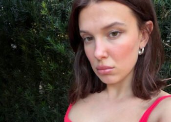 Longe dos holofotes, Millie Bobby Brown vive em fazenda com Jake Bongiovi e os dois filhos