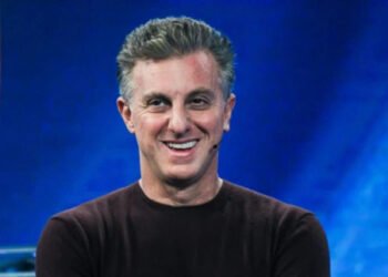 Luciano Huck completa 55 anos e relembra trajetória antes da fama na televisão