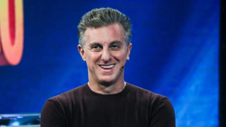 Luciano Huck completa 55 anos e relembra trajetória antes da fama na televisão