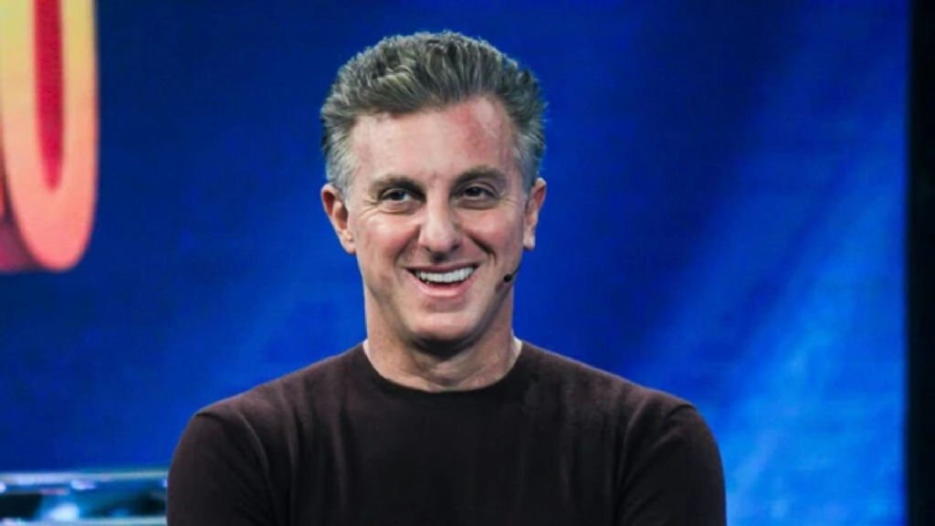 Luciano Huck completa 55 anos e relembra trajetória antes da fama na televisão