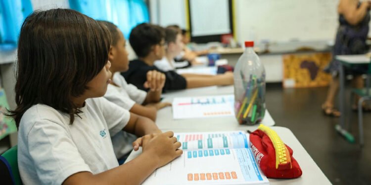 MEC e Capes abrem 8 mil vagas de pós-graduação gratuita para docentes da rede pública