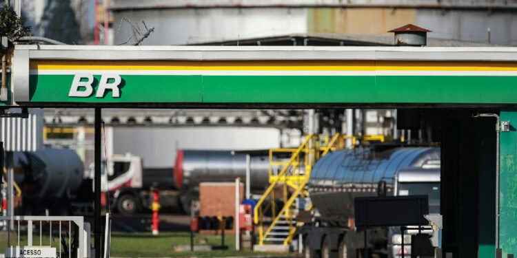 Petrobras eleva preço do diesel, mas subsídio federal evita alta na bomba