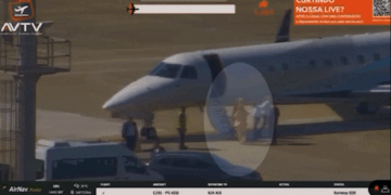 video mostra supostamente alexandre de moraes e a esposa desembarcando de aeronave de Vorcaro
