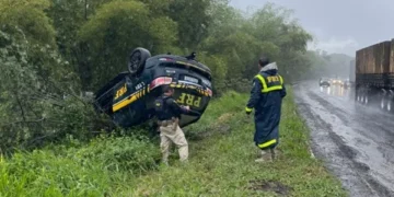 viatura da PRF capota na BR-324