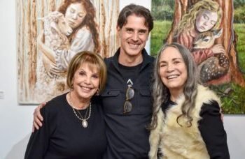 Regina Duarte visita mostra Primavera 26 em evento cultural no Jardim Paulista