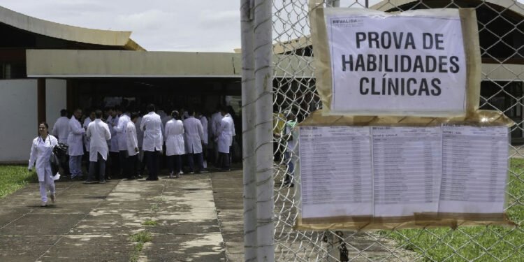 Revalida 2026: prazo para envio de diploma médico termina neste sábado