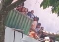 pessoas em uma fila superlotada em Saubara