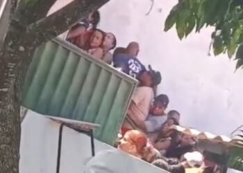 pessoas em uma fila superlotada em Saubara