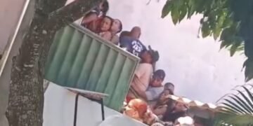 pessoas em uma fila superlotada em Saubara