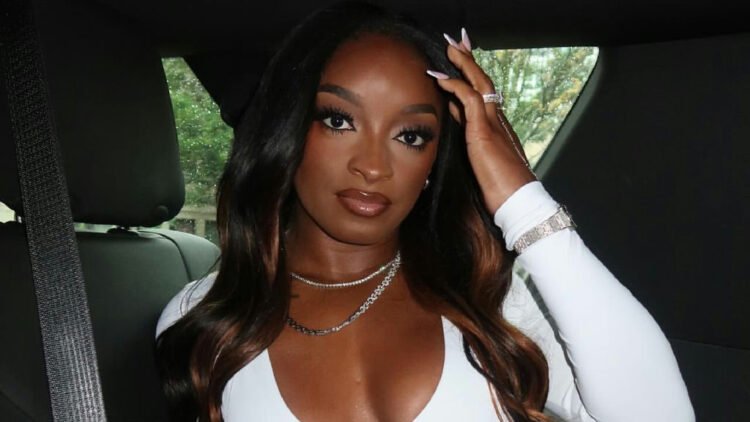Simone Biles relata invasão e furto de carro em sua residência em Chicago