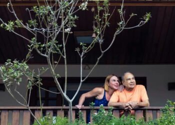 Stênio Garcia cultiva jardim da saudade com árvores em homenagem a amigos falecidos