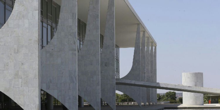 Taxa das blusinhas: Lula sanciona lei que zera imposto para compras de até US$ 50
