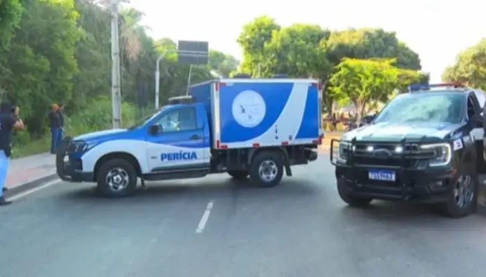 Menino de 8 anos morre atropelado na Estrada do Coco, em Camaçari 1 Carro da Perícia da Polícia Civil e do rabecão