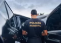policial federal entrando em carro da PF