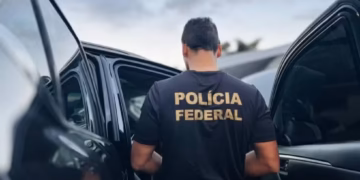 policial federal entrando em carro da PF