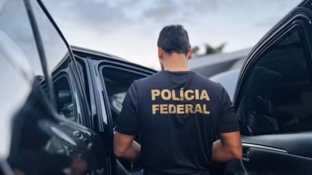 policial federal entrando em carro da PF