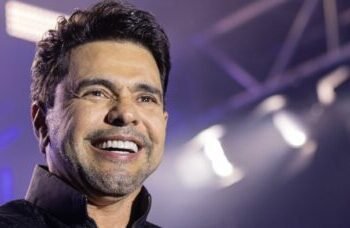 Zezé Di Camargo exibe escritório com itens pessoais e fotos da família