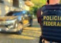 policial federal próximo a viatura da PF