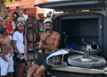 homem senta em viatura da pm em apostas por cerveja em Cabuçu