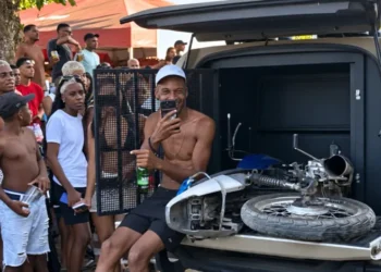 homem senta em viatura da pm em apostas por cerveja em Cabuçu