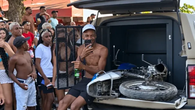 homem senta em viatura da pm em apostas por cerveja em Cabuçu
