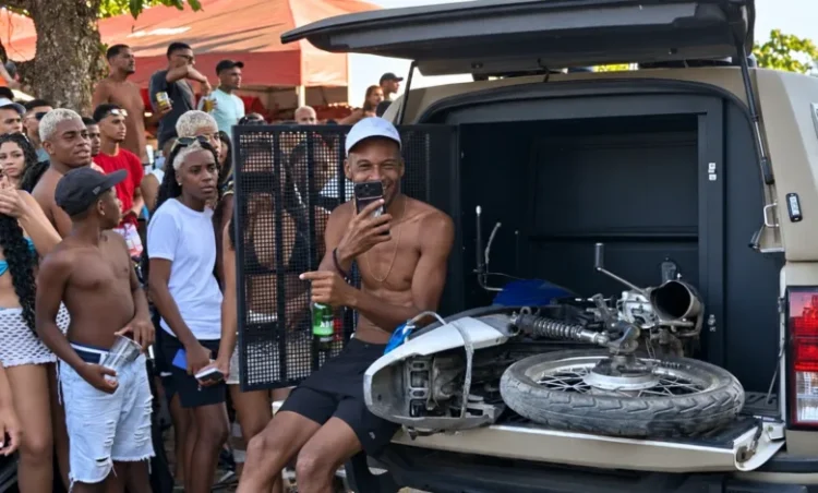homem senta em viatura da pm em apostas por cerveja em Cabuçu