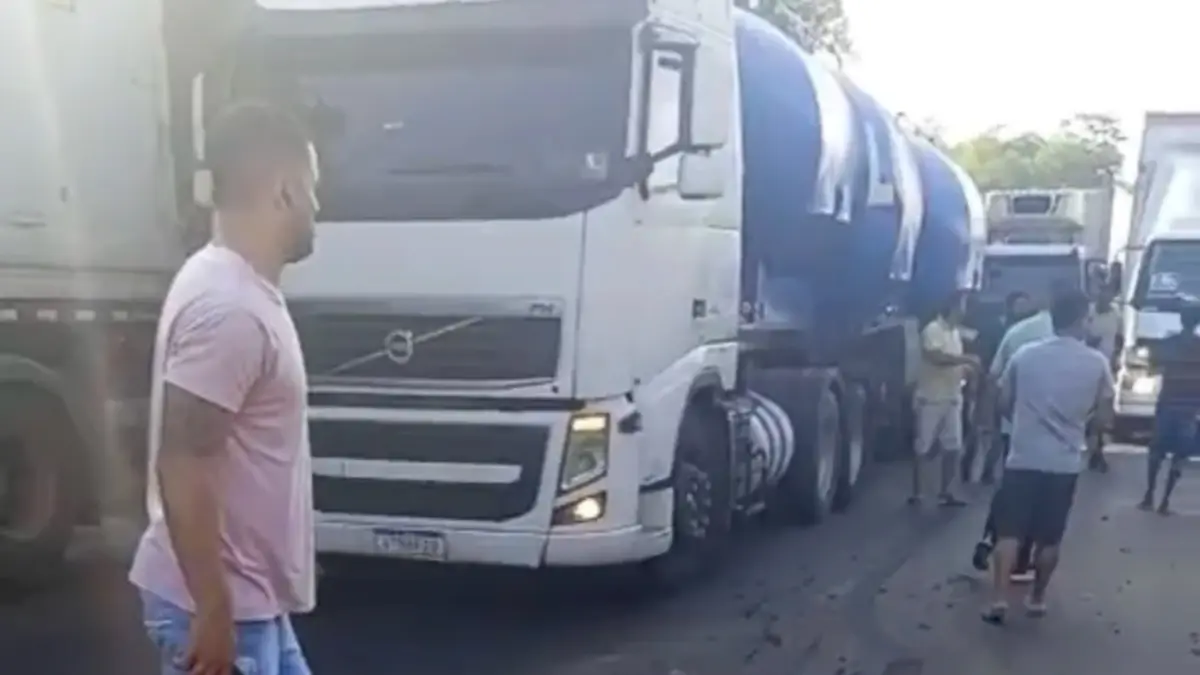 acidente rentre carretas na BR-324 em Feira de Santana