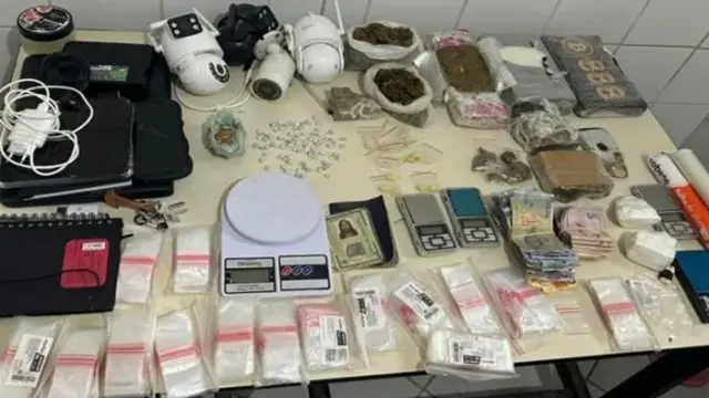 drogas, balança e cameras apreendidas em Santo Estêvão