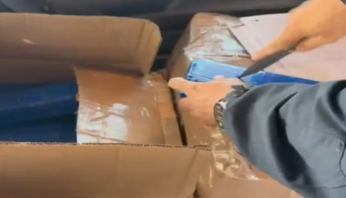 PRF apreende 522 kg de drogas em caminhão na BR-116 em Conquista 1 maconha e cocaína apreendida em caminhão
